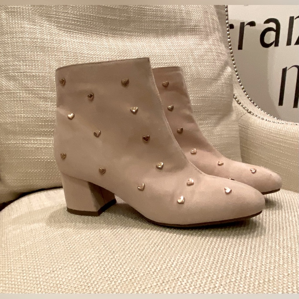 Bar III Jadine Womens Soft Pink Ankle Boots w Gold Hearts/ 8 M